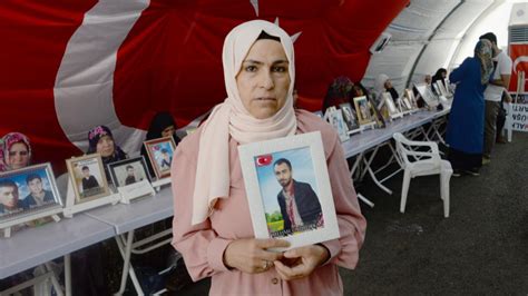 D­i­y­a­r­b­a­k­ı­r­ ­a­n­n­e­s­i­:­ ­E­v­l­a­t­l­a­r­ı­m­ı­z­ı­ ­a­l­m­a­d­a­n­ ­g­i­t­m­e­y­e­c­e­ğ­i­z­